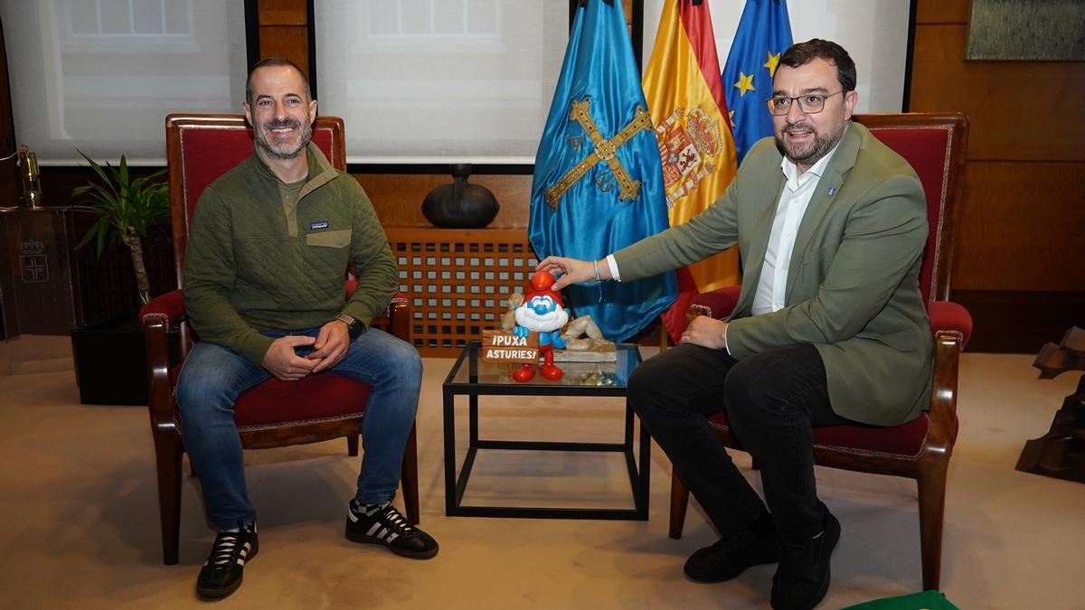 El alcalde de Siero y el presidente del Principado, con la figura, este lunes.