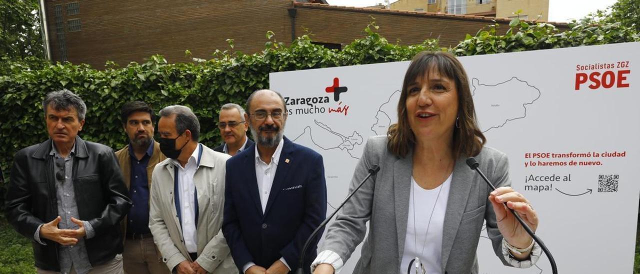 Lola Ranera, escoltada por Lambán, Sánchez Quero y los concejales Barrachina, Royo y Vinuesa.