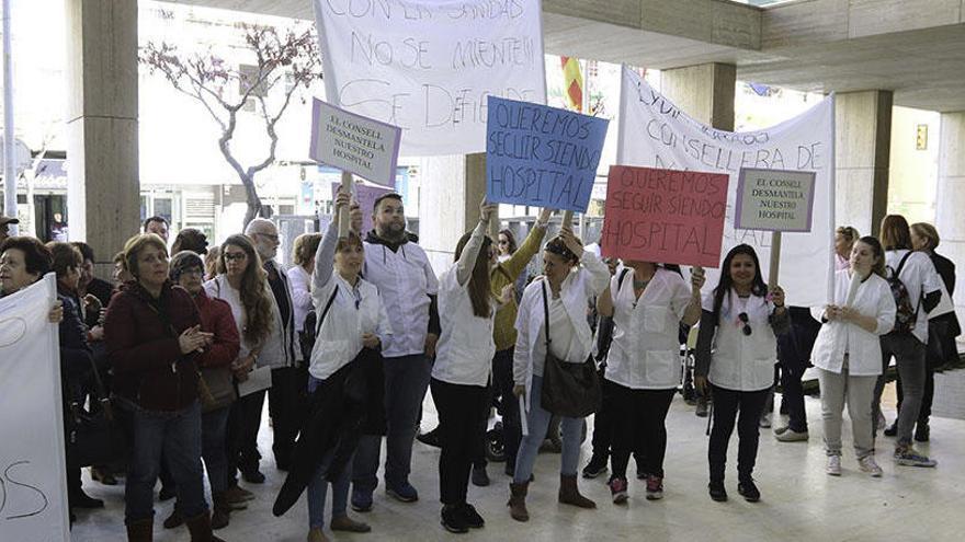 Protesta de los trabajadores de Cas Serres en el Consell de Ibiza.