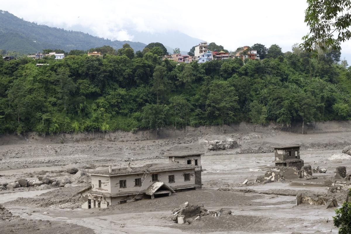 Nepal ha sufrido con esta riada el desastre más devastador desde el terremoto de 2015, que se cobró casi 9.000 vidas. Varias poblaciones de los distritos de Rasuwa y Nuwakot, a orillas del río Bhotekoshi, son las más afectadas. Nepal ha sufrido con esta riada el desastre más devastador desde el terremoto de 2015, que se cobró casi 9.000 vidas. Varias poblaciones de los distritos de Rasuwa y Nuwakot, a orillas del río Bhotekoshi, son las más afectadas.