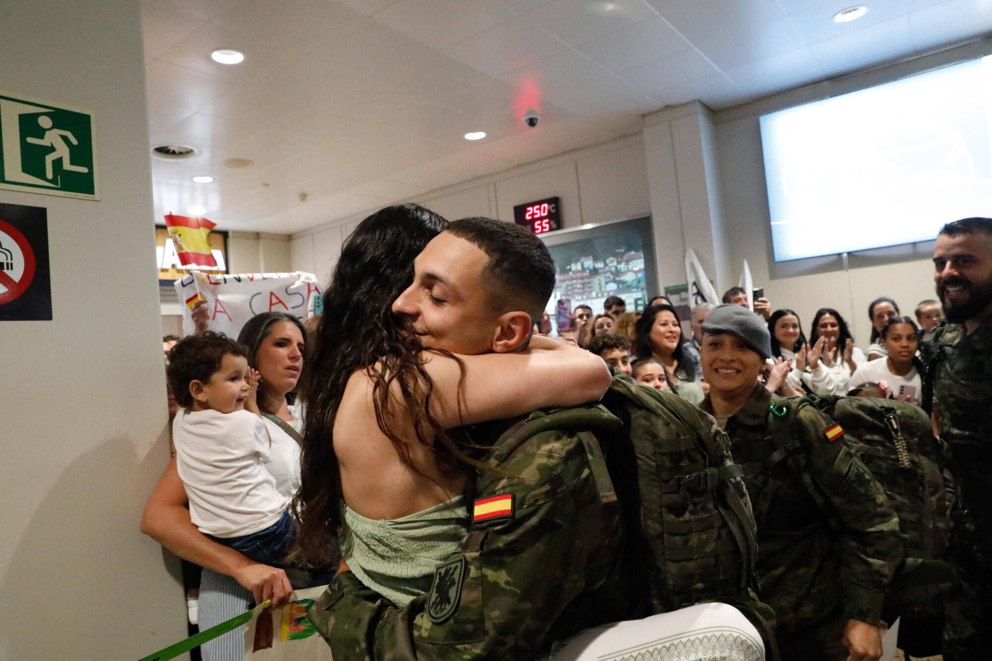EN IMÁGENES: El regreso a Asturias en el aeropuerto del batallón "Toledo" tras meses en Eslovaquia