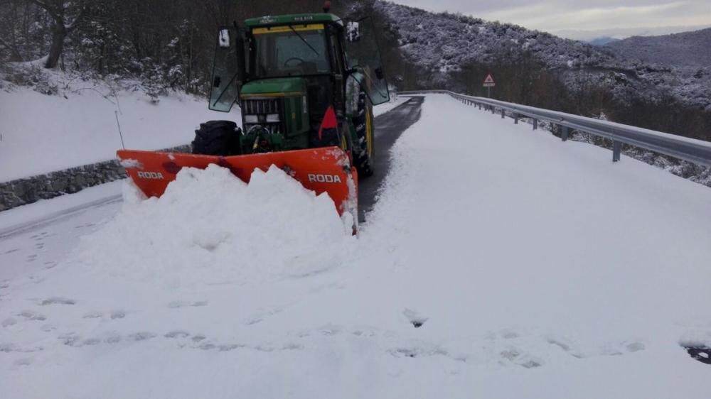 Operaris de la Diputació de Girona treballant amb la llevaneus a la carretera GIV-5201 per retirar la neu i llançar sal