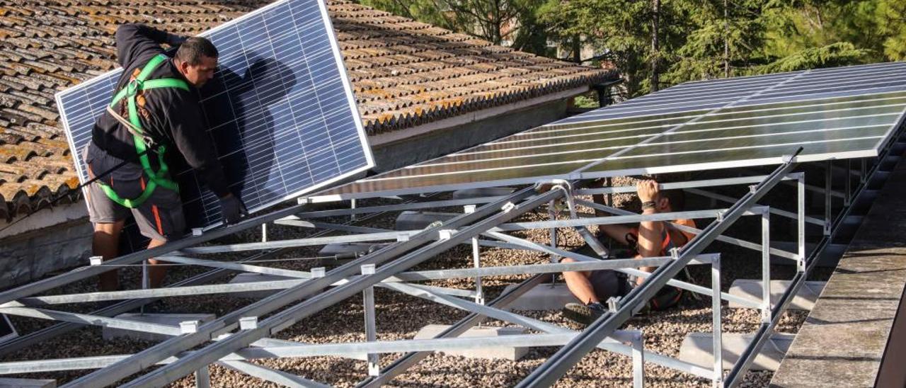 Operarios instalando las placas solares en la escuela infantil de la Zona Norte.