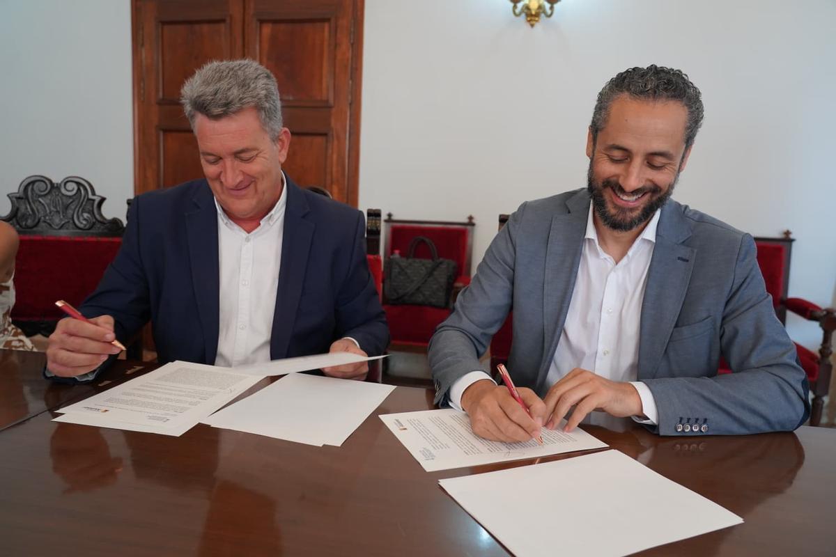 Firma del protocolo entre el conseller Vicente Martínez Mus y el alcalde Alberto Primo.