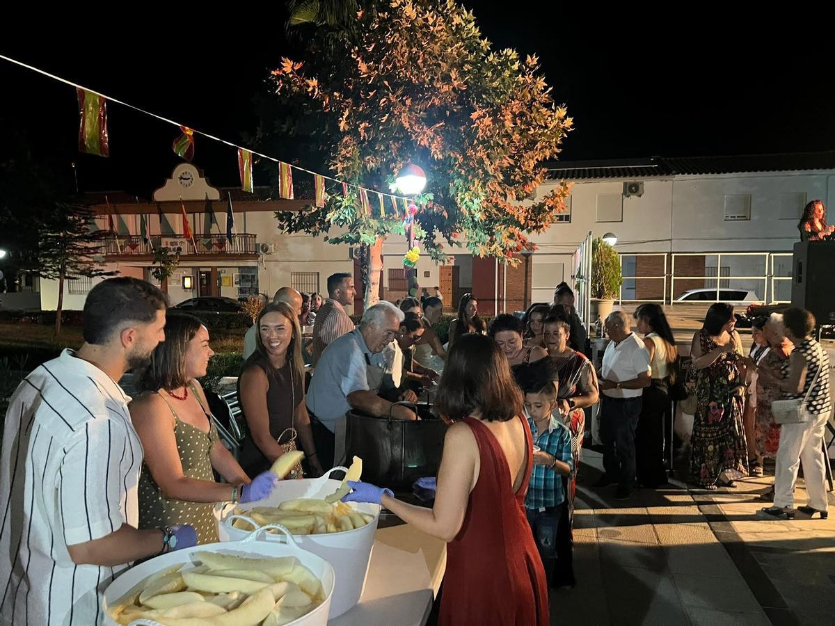 Reparto de migas con melón durante las fiestas del año pasado.