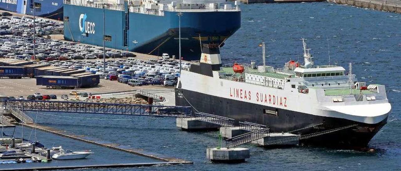 Arriba, el &quot;Suar Vigo&quot;, ayer en Bouzas. Abajo, el costado del barco separado del &quot;duque&quot;. // M. G. Brea / Javier JAC