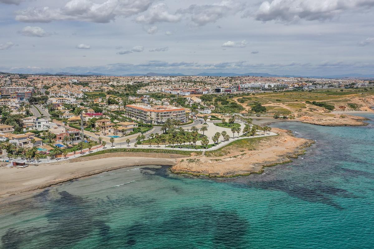 Urbanizaciones turísticas en la costa de Orihuela.