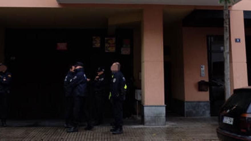 Tres niños pequeños conviven varios días con su madre muerta en Palma