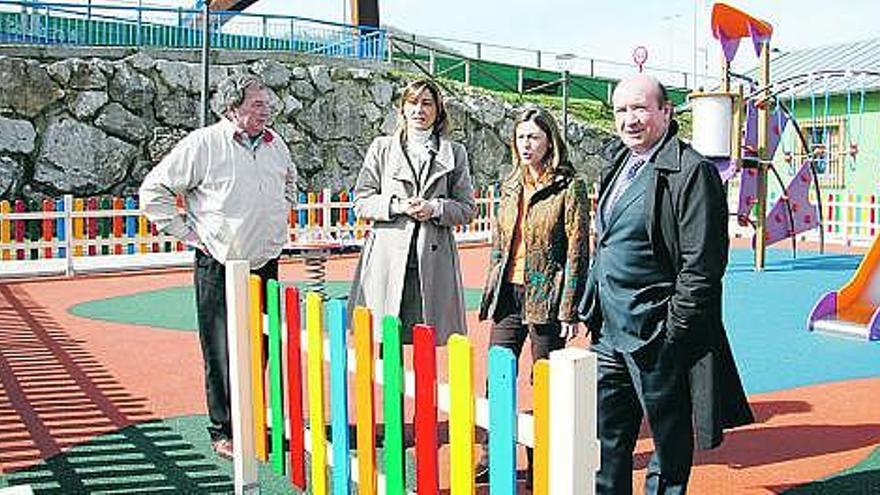 El concejal de Parques, José Ramón García Zabala; Esther Díaz, Ana Rosa Migoya y José Luis Montes.