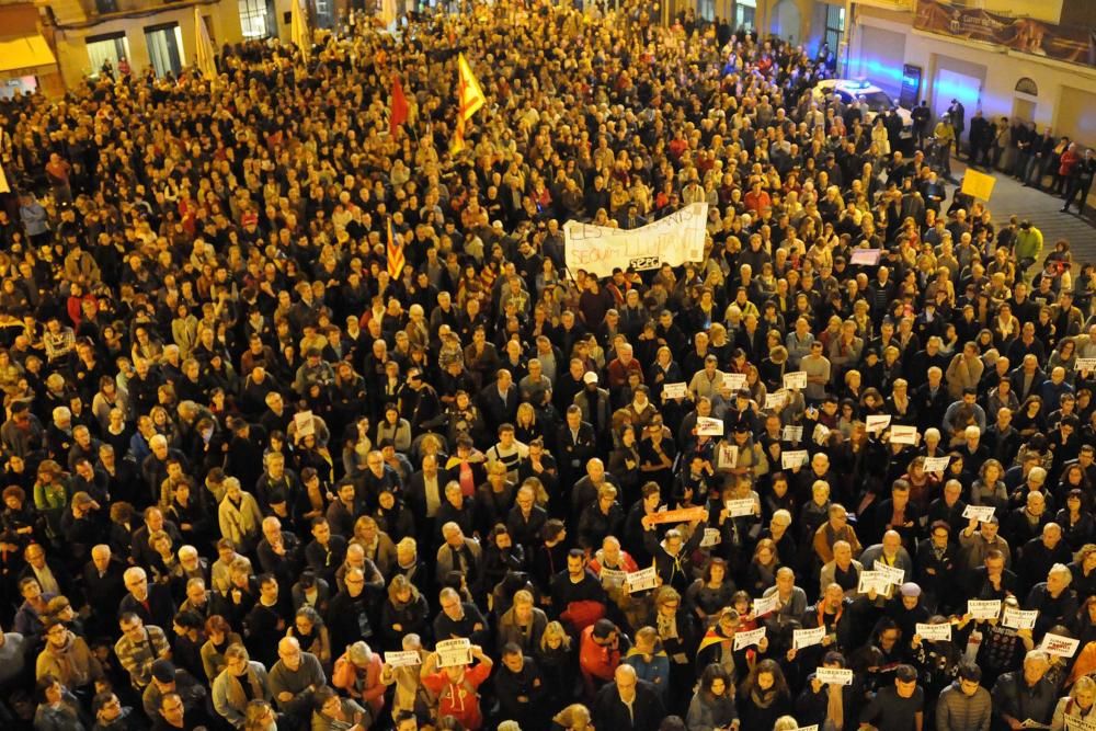 Uns 5.000 manresans surten al carrer per reclamar la llibertat dels exconsellers