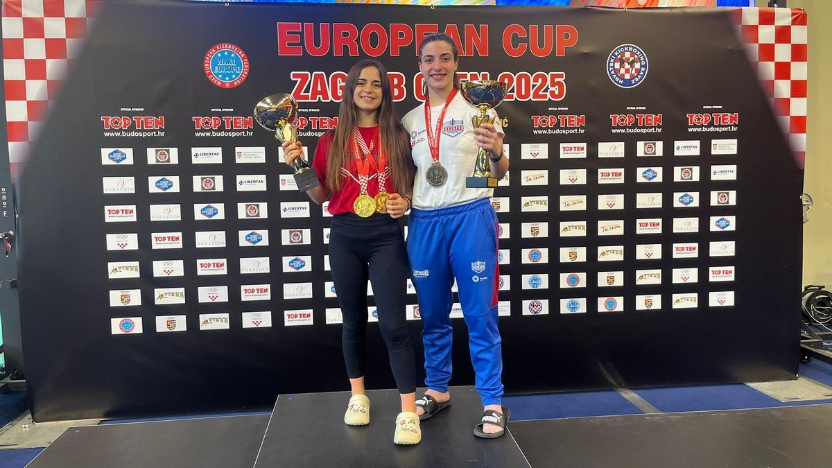 Las dos medallistas del BoxSafor de Gandia en el podio europeo