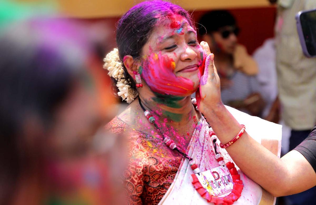 Celebraciones del Holi en el templo Kalupur Swaminarayan , India.