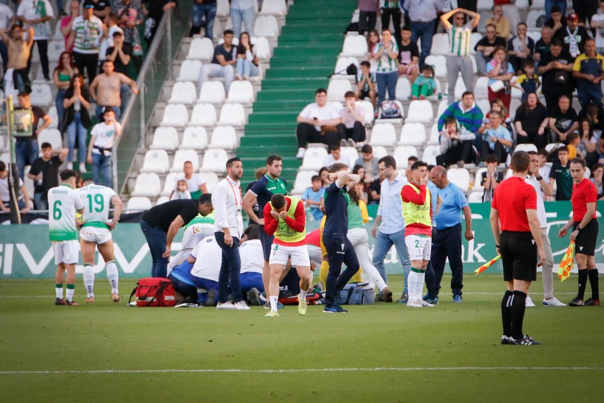 Dragisa Gudelj es atendido sobre el césped de El Arcángel por los servicios médicos, tras interrumpirse el encuentro entre el Córdoba CF y el Racing de Ferrol.