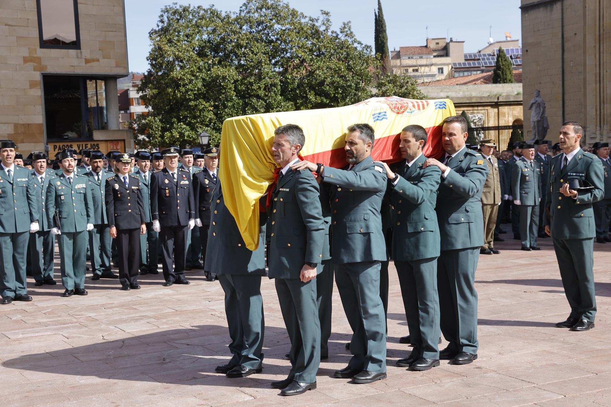 En imágenes: funeral en la catedral de Oviedo del guardia civil que evitó una masacre ciclista en Pravia