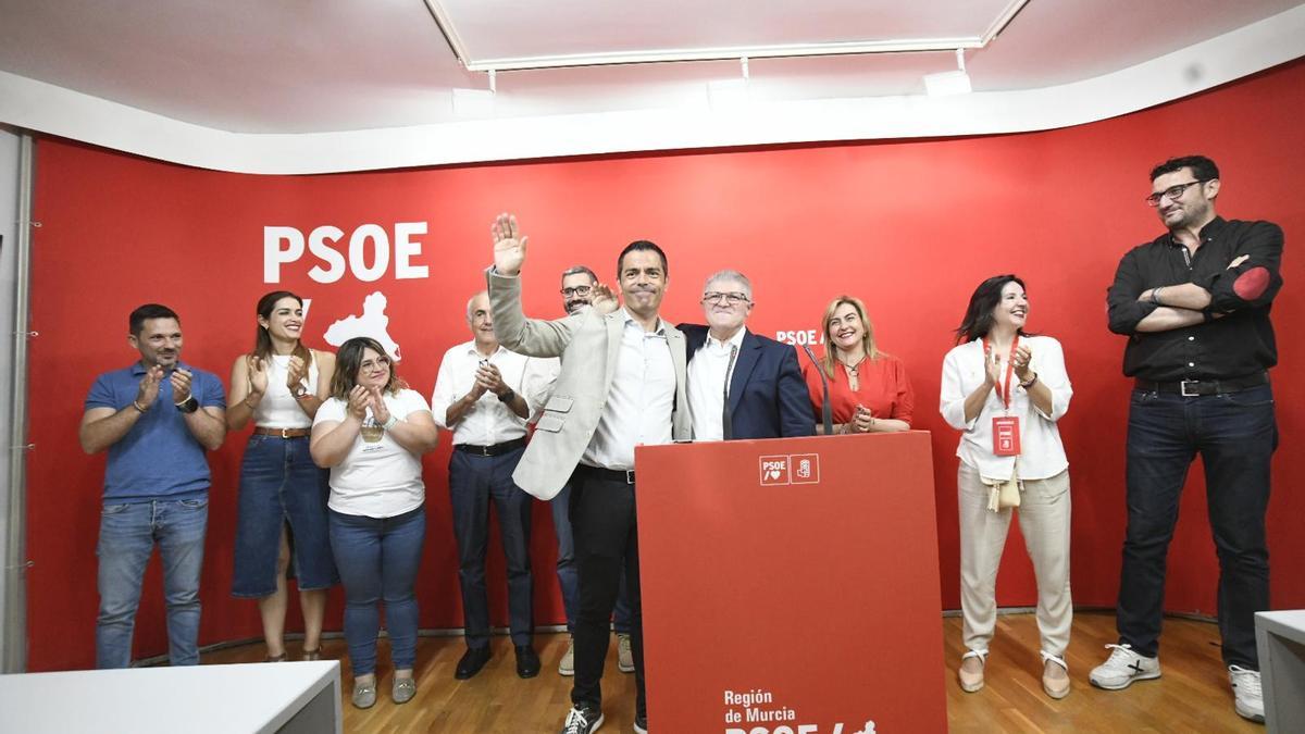 Marcos Ros y Pepe Vélez, acompañados de otros miembros del PSOE, celebran los resultados obtenidos anoche en la sede de la calle Princesa.