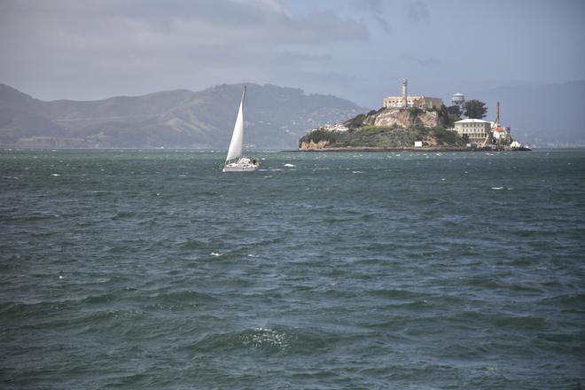 Un muerto y dos desaparecidos tras el naufragio de una embarcación cerca de Alcatraz en EEUU