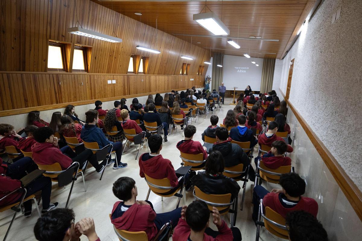 Imagen de la sala llena de estudiantes en la charla de Manos Unidas.