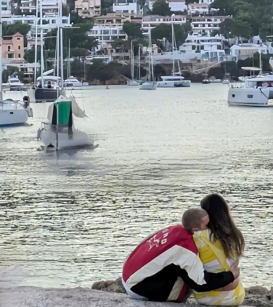 Justin Bieber en Mallorca: paseo por el Port d’Andratx y romántico beso con su mujer