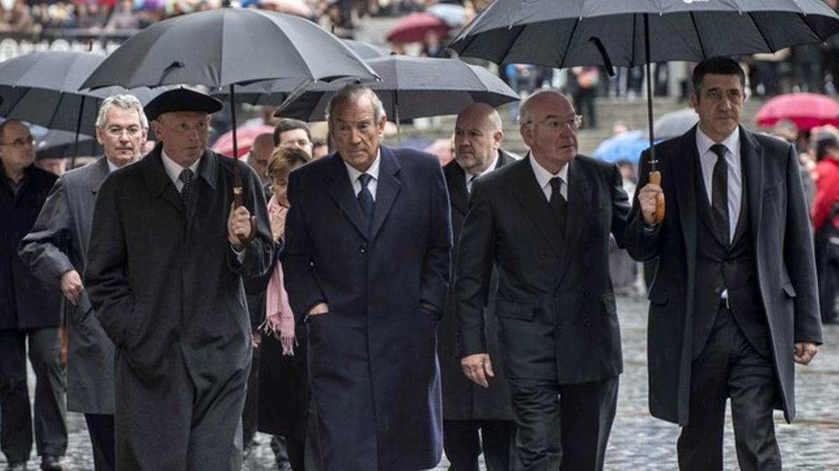 Los exlendakaris Juan José Ibaretxe, Carlos Garaikoetxea, José Antonio Ardanza y Patxi López (de izquierda a derecha), este lunes, 24 de marzo, acuden al funeral por el alcalde de Bilbao Iñaki Azcuna.