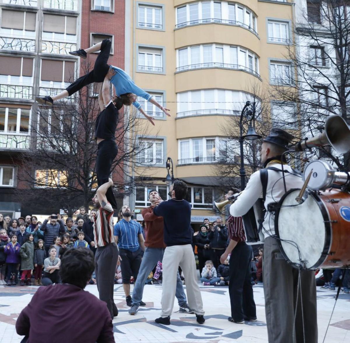 El circo itinerante «A pie de calle», en el paseo de Begoña. |  Fernando Rodríguez