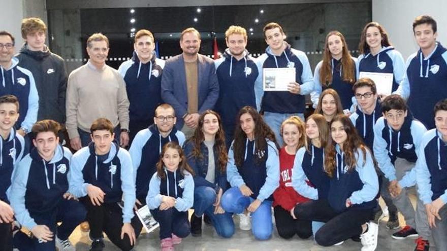 Foto de familia del equipo con el alcalde y el concejal de Deportes.