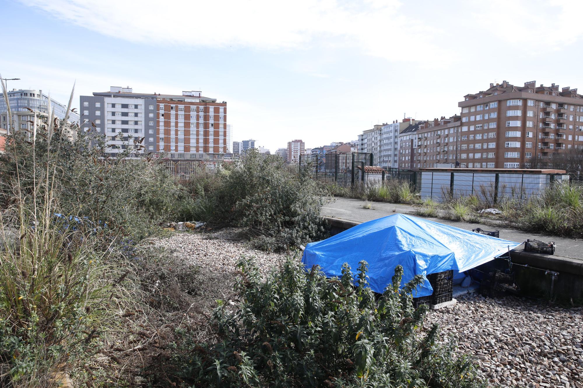 La situación del "solarón", suciedad y personas acampadas