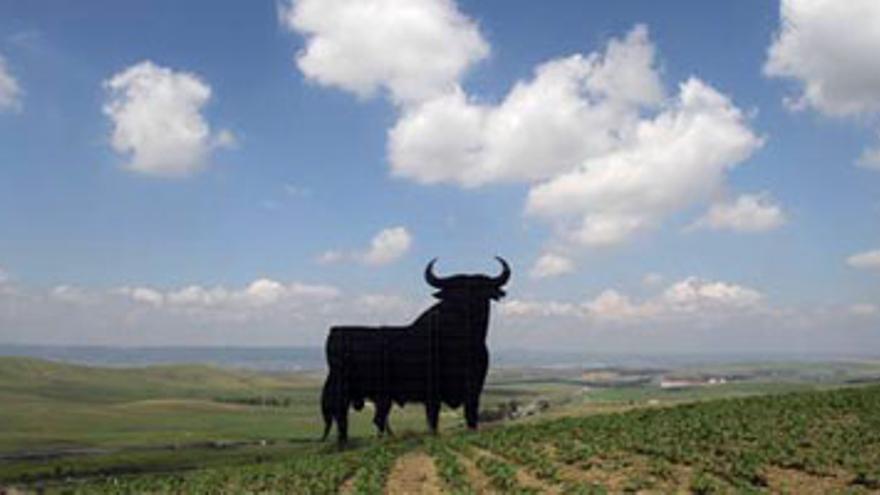 El Gobierno andaluz inscribe como monumento el toro de Osborne de la Cuesta del Espino