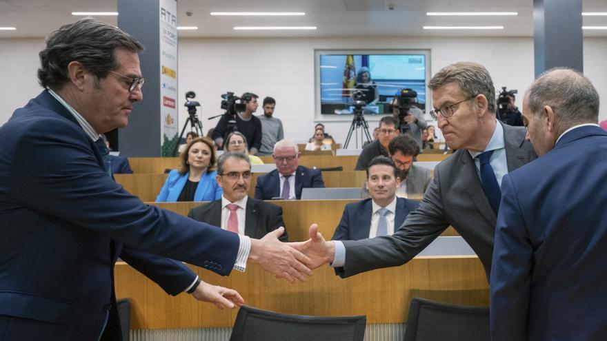 Feijóo y Garamendi hacen pinza contra la política económica del Gobierno en el año electoral