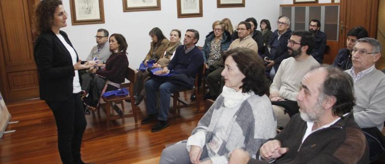 Dulcinea Agüín en una charla de Aviturga en el salón de plenos del Concello de Bueu. |   // S.ÁLVAREZ