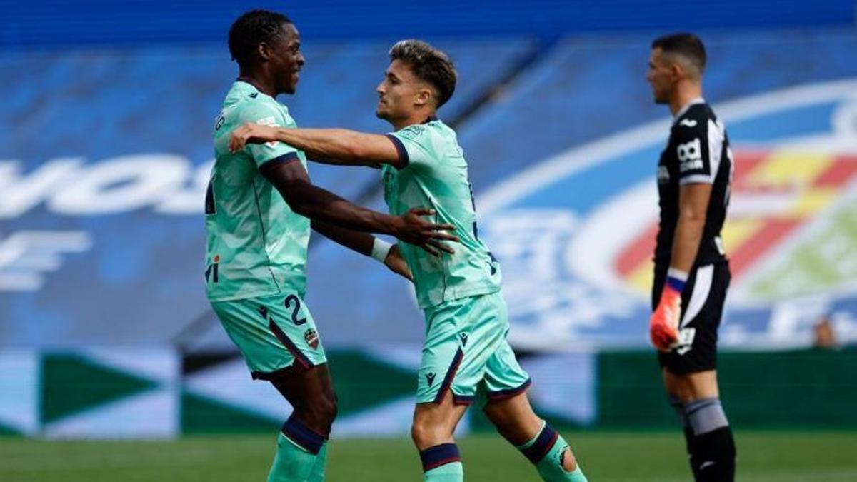 Etta Eyong e Iván Romero celebran el gol granota en el Coliseum