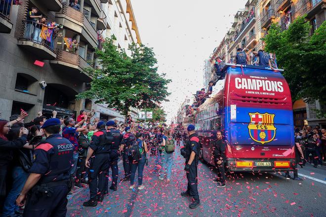 ¡De locos! Las mejores imágenes de una ciudad entregada al Barça