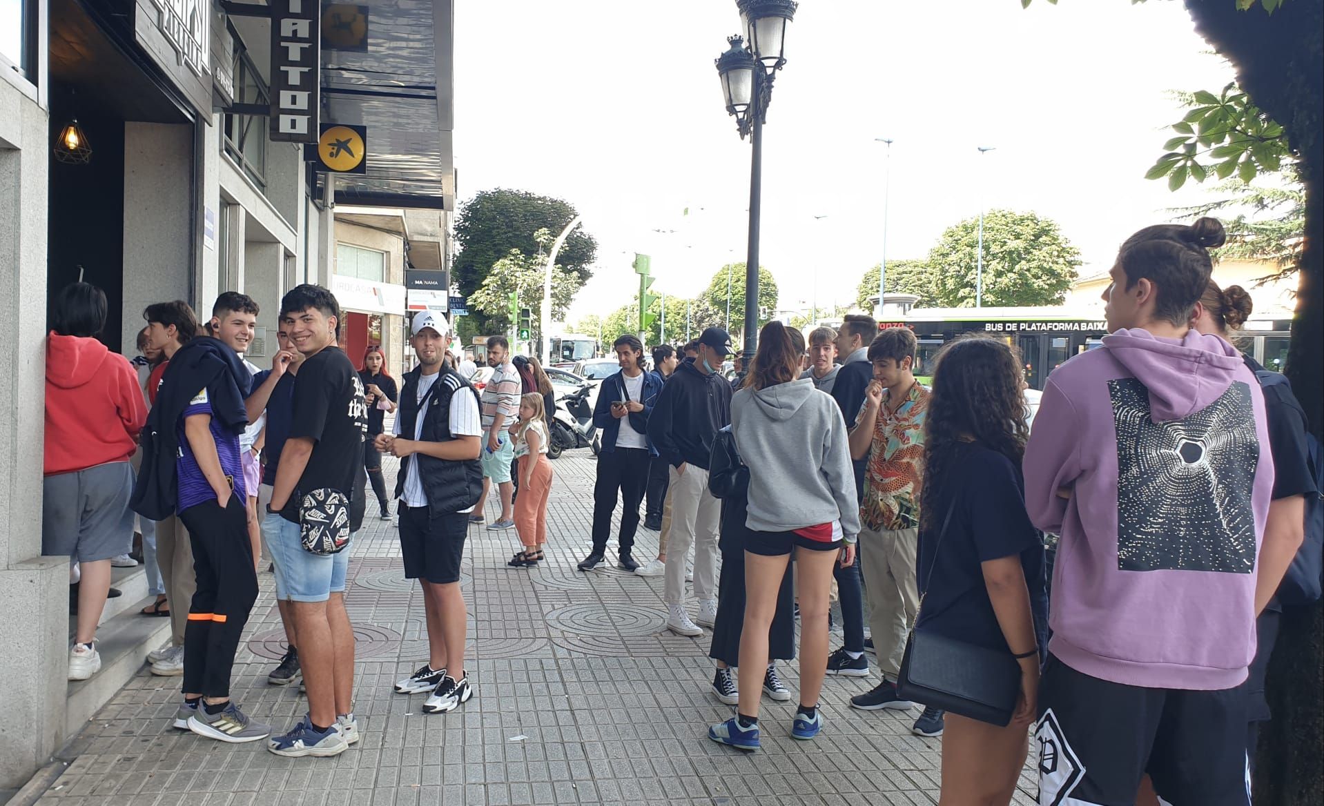 Colas desde primera hora de la tarde en Vigo para conocer a Black Alien.