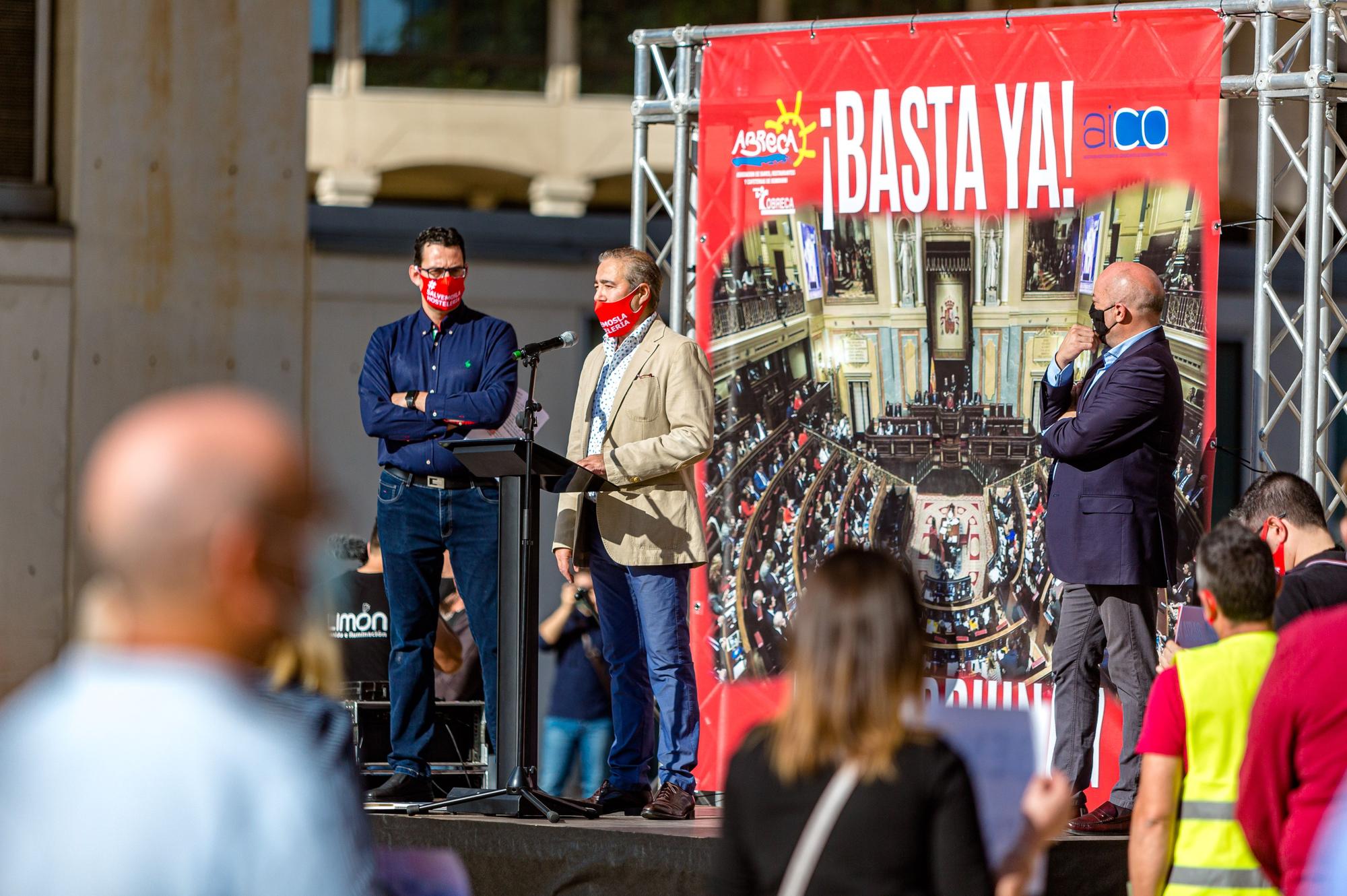 Hosteleros y comerciantes protestan en Benidorm contra las medidas del Gobierno