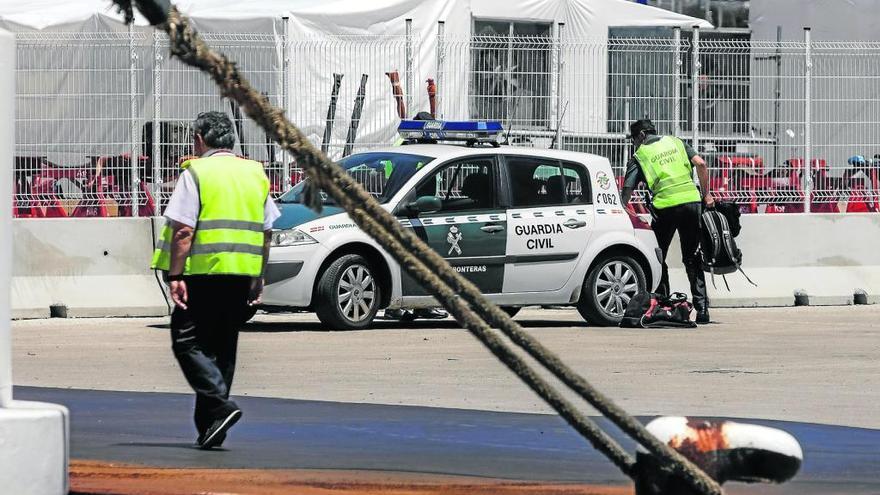 Die Guardia Civil während der Festnahme des Verdächtigen im Hafen von Palma.