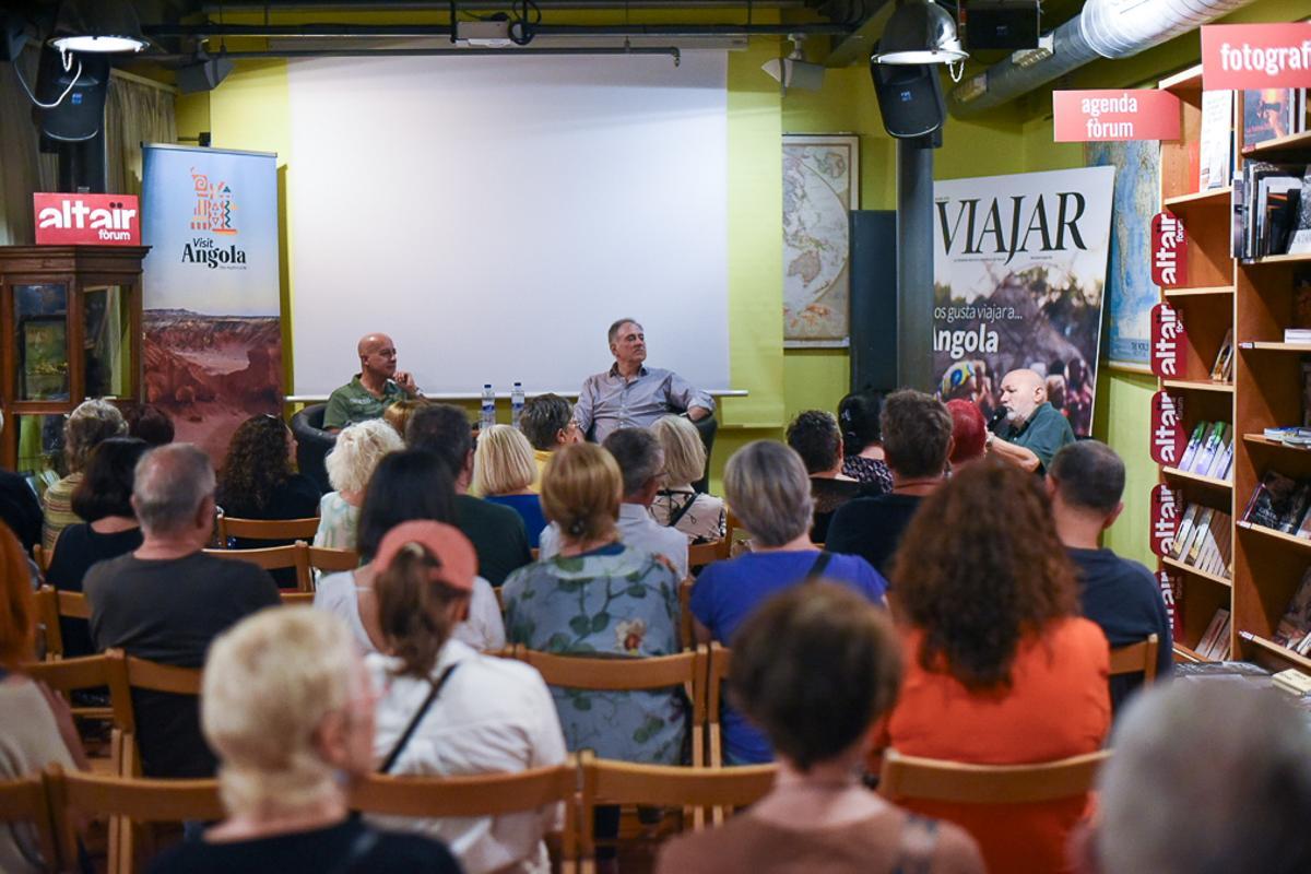 Pep Bernadas abrió el encuentro junto a Josep Maria Palau y Jordi Llompart en la librería Altaïr.