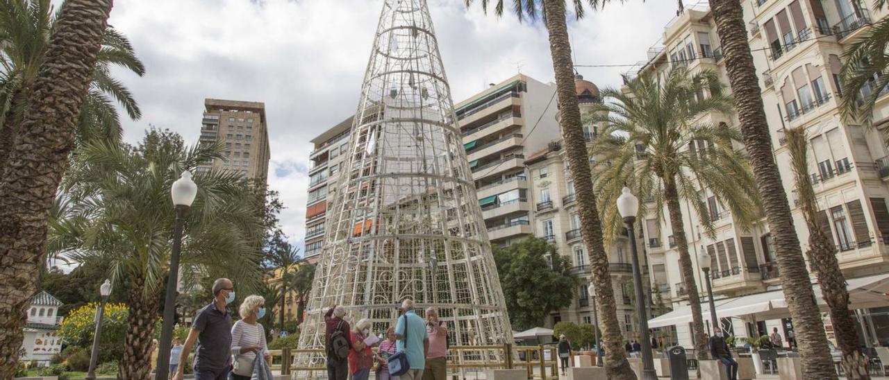 Los adornos navideños ya instalados en distintos puntos de Alicante que se iluminarán el jueves con el alumbrado. El árbol, las bolas de la Montañeta y la Explanada y la caja regalo de Chapí. | PILAR CORTÉS