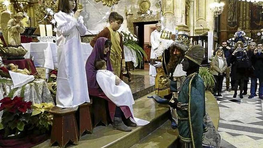 Porreres: Los reyes llegaron montados en las espectaculares carrozas que les había preparado el Grup Foganya.