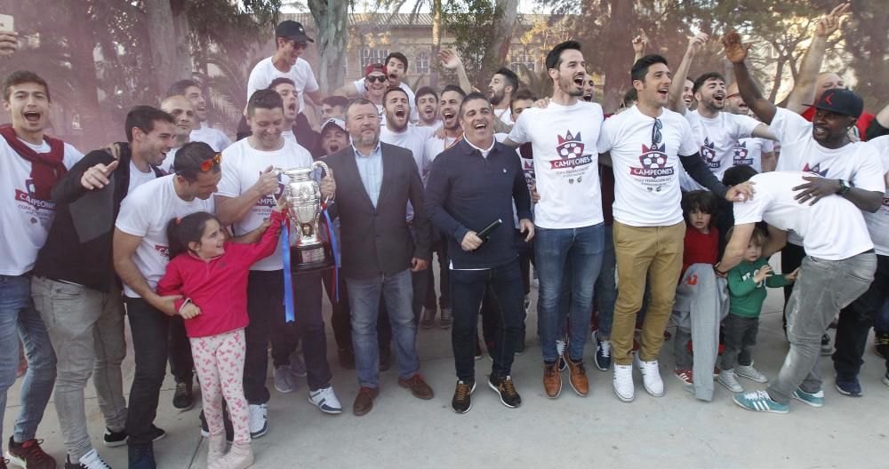 El Saguntino celebra el título de Copa a lo grande