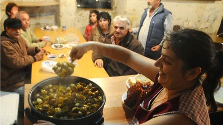 As tapas e as fechas de viño son unha tradición ineludible nos furancho do San Martiño de Moaña.  // Gonzalo Núñez