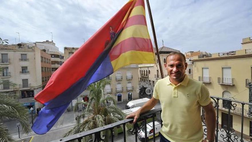 El jugador del Elche CF Nino será el encargado de ofrecer hoy el pregón desde el Ayuntamiento.