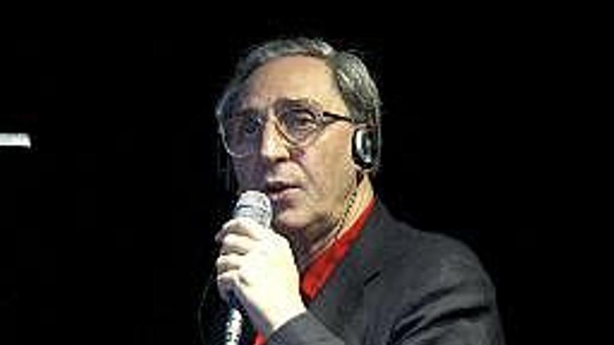 El cantante italiano Franco Battiato, durante su actuación hoy en el Centro Cultural Conde Duque, en Madrid, dentro de los Veranos de la Villa.