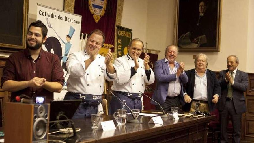 Rubén Rosón, Miguel Ángel de Dios, José Antonio Martínez, Adolfo Casaprima, Pepe Cadavedo y Wenceslao López, en el Aula Magna de la Universidad de Oviedo.