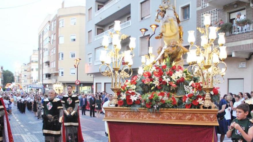 San Jaime abre los desfiles de Moros y Cristianos en Guardamar