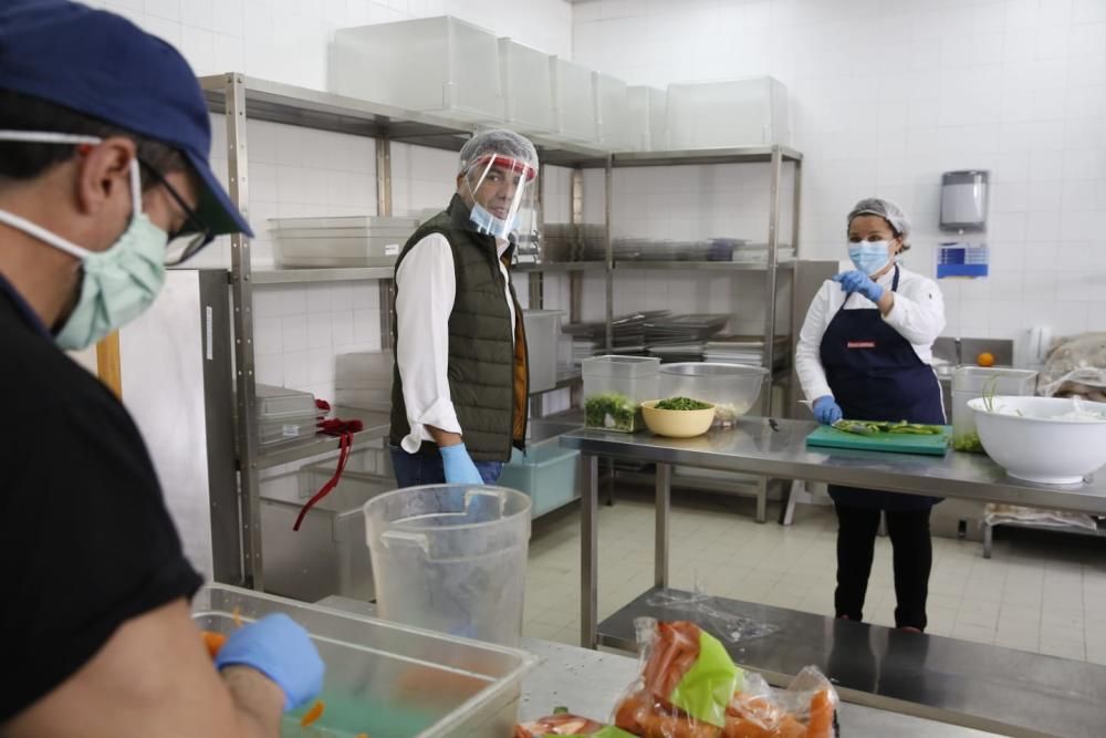 "Alicante Gastronómica Solidaria" quiere aportar a la sociedad una actividad solidaria y asistencial que preparará diariamente del orden de 300 comidas diarias en las instalaciones del CDT de Alicante