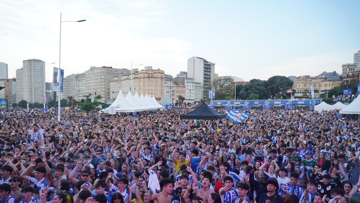 Aficionados en la Fan Zone del Deportivo