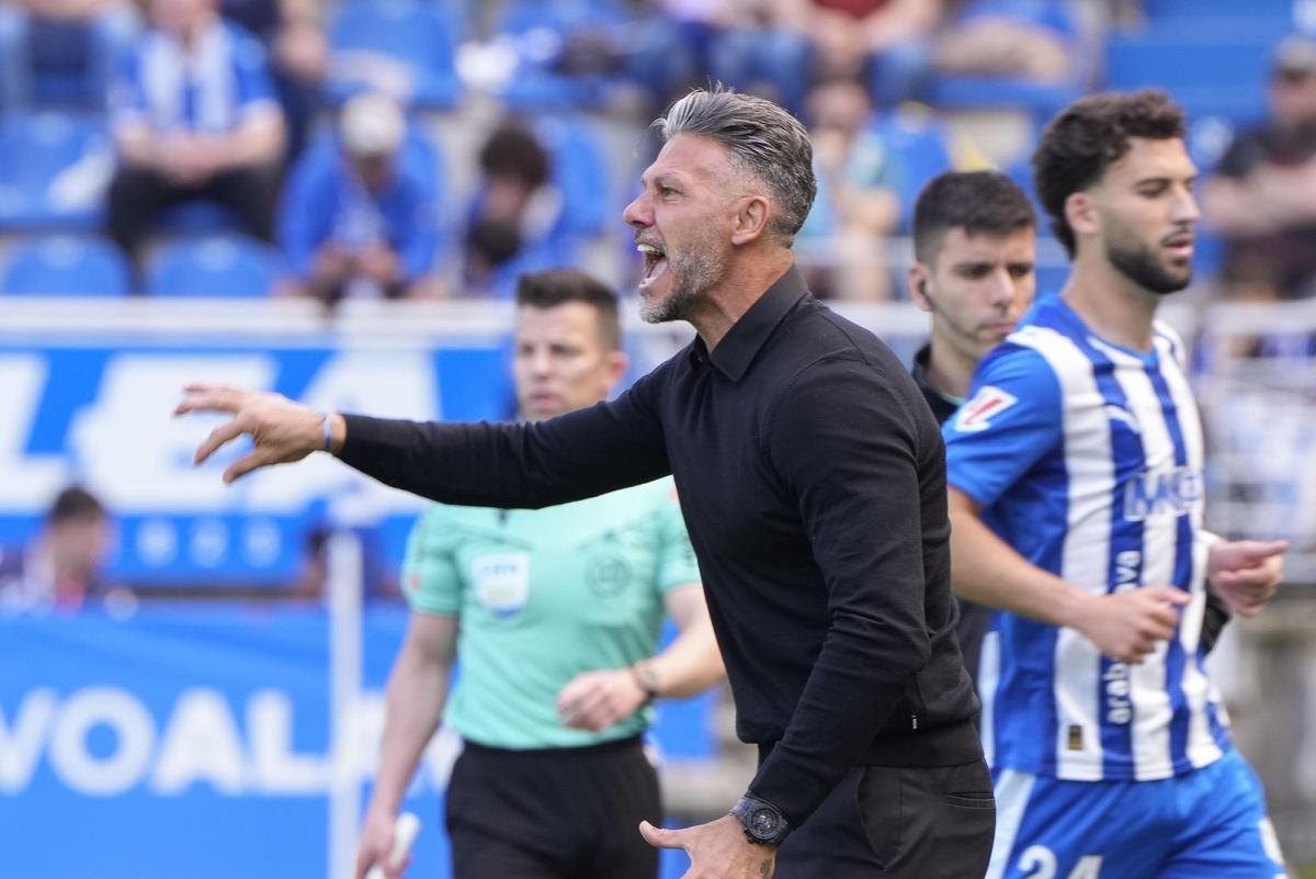Demichelis da indicaciones durante el partido ante el Alavés.