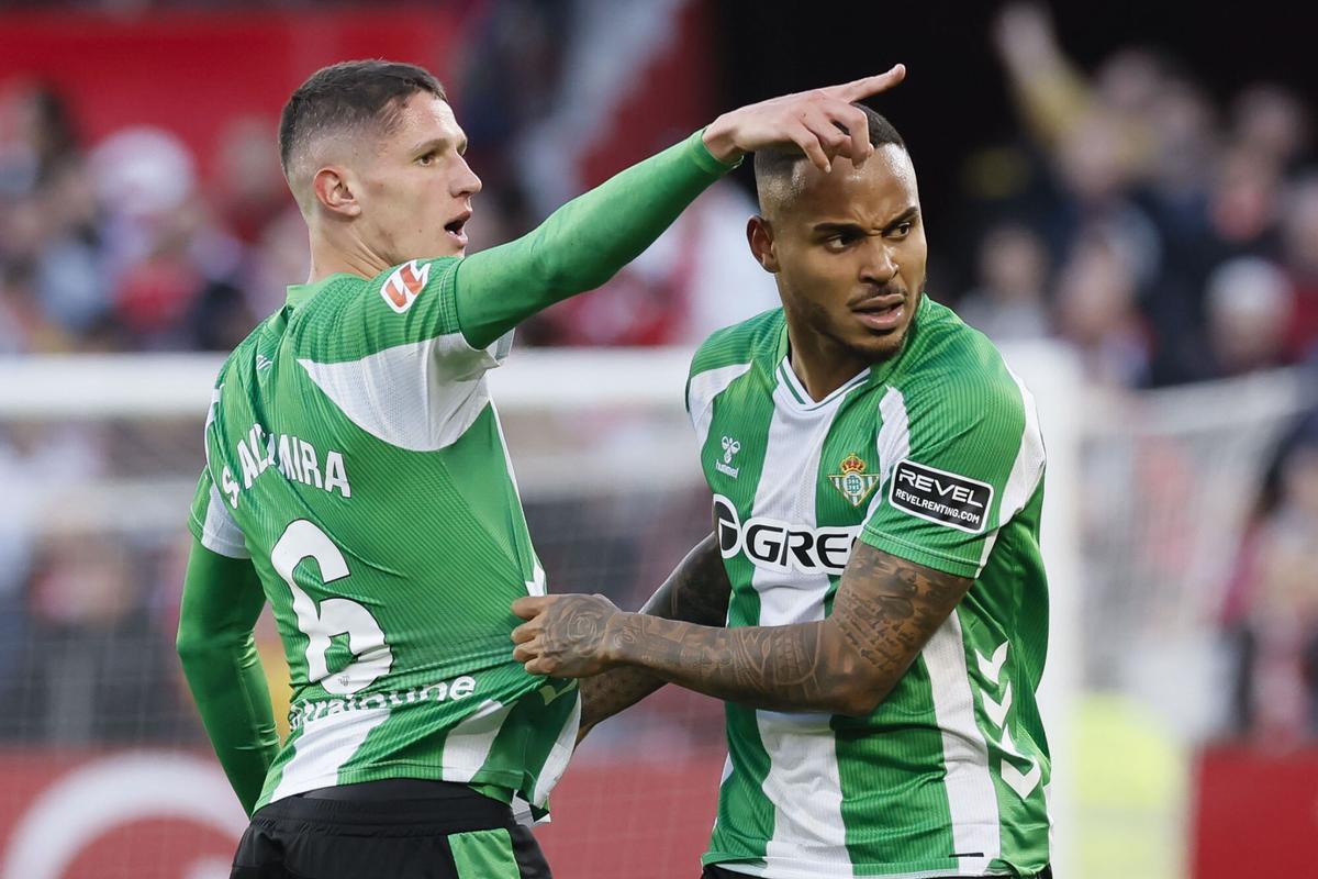 Sergi Altimira celebra tras marcar el 0-2 durante el partido de LaLiga entre Sevilla FC y Real Betis celebrado este domingo en el Estadio Ramón Sánchez-Pizjuán