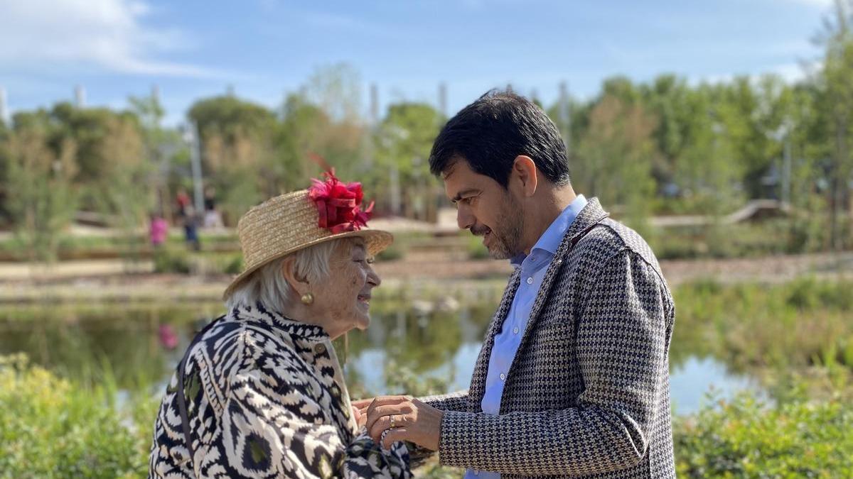 Pilarín Ballès amb Marc Castells, al Parc Central