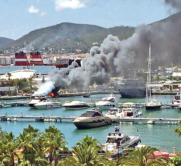 Incendio de una lancha en Eivissa