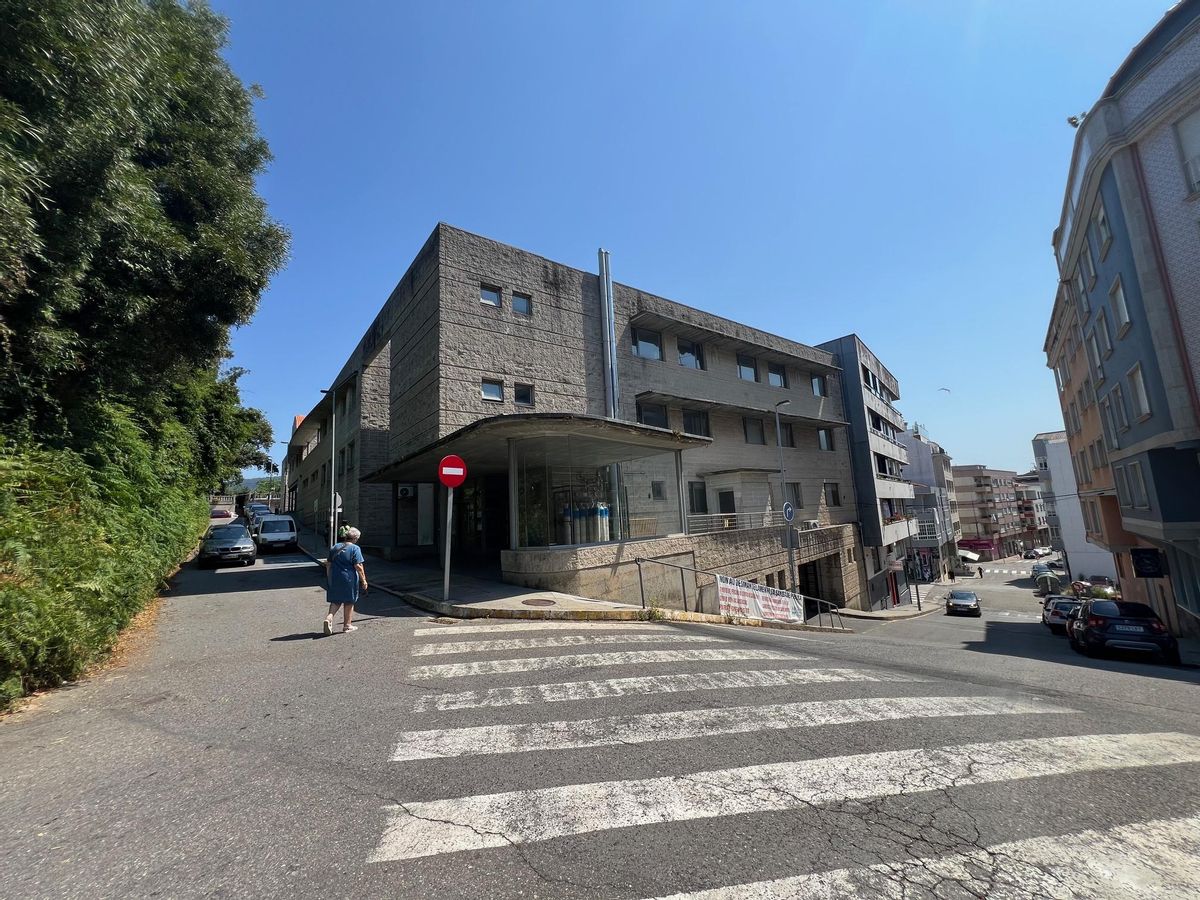 Uno de los accesos al centro de salud desde distintas calles colindantes.